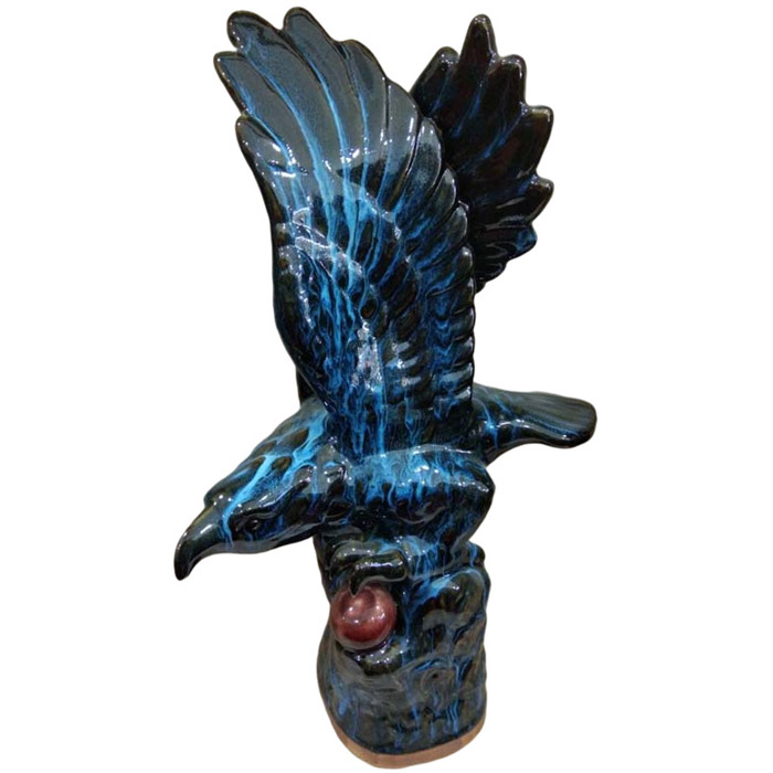 Grand plans blue sculpture ceramic eagle ornament for boss office Jahrriesnge porcelain of white and blue vase cna0257